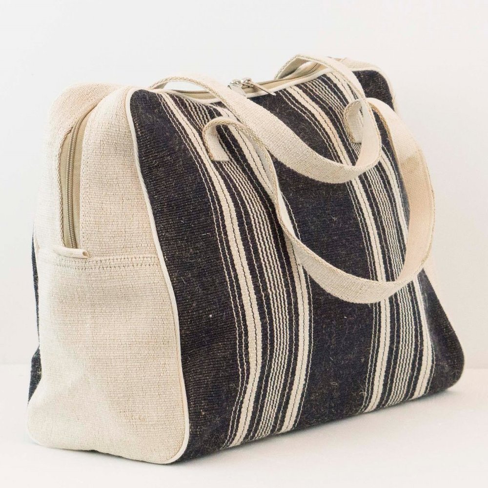 Bag with woven handles/zipper overbite travel